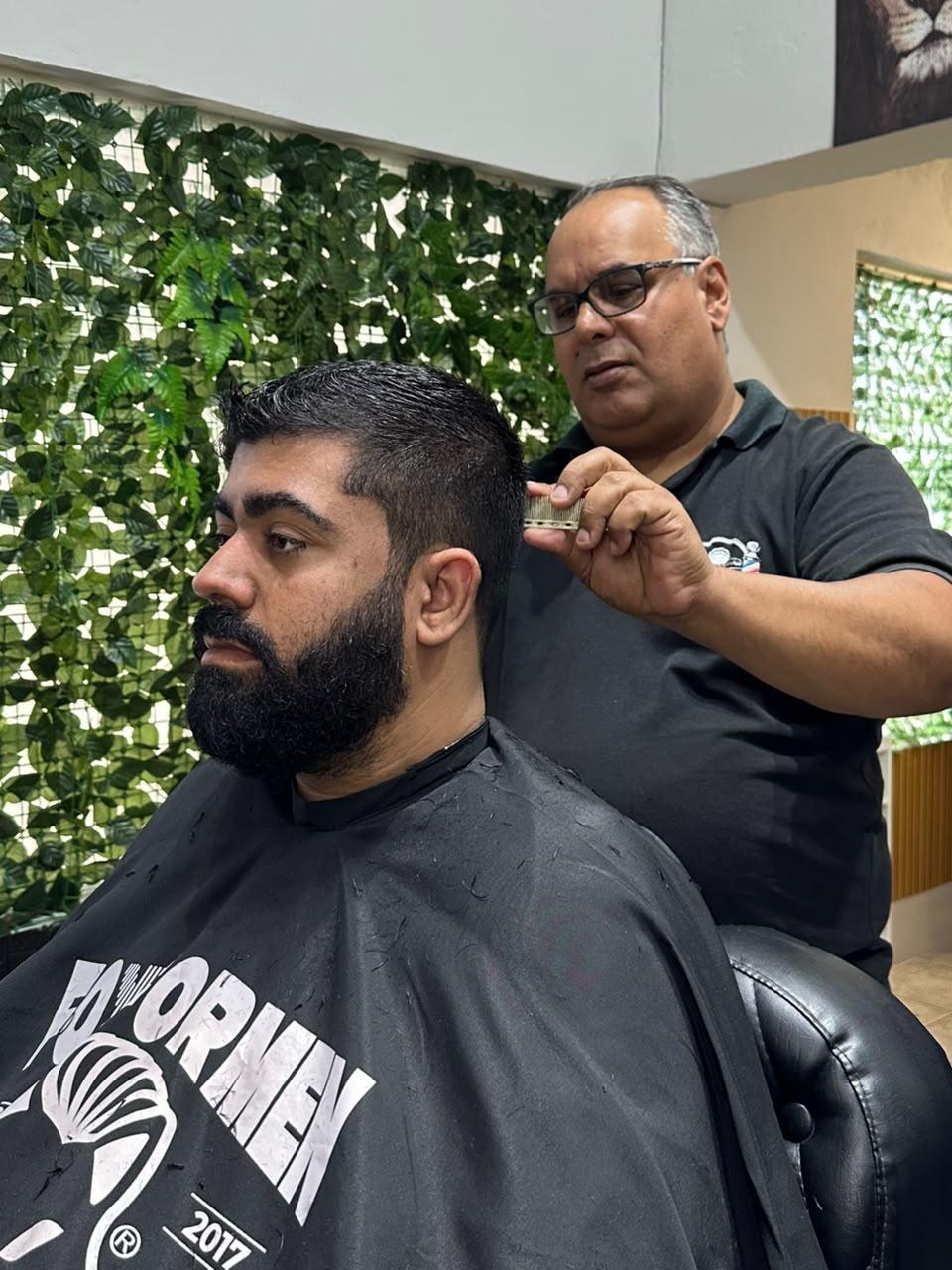 Corte de barba e cabelos para acabamento